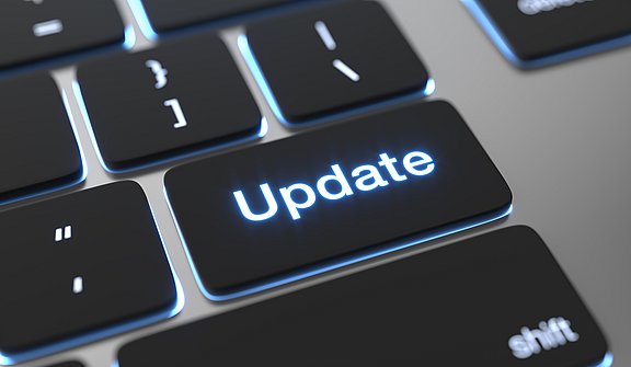 Ein Laptop-Tastatur mit einem hervorgehobenen "Update"-Taste in blauem Licht.