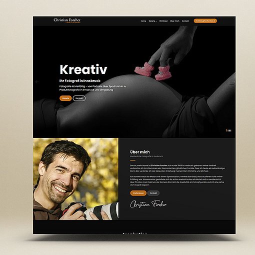 Eine Webseite mit dem Titel "Kreativ". Im Vordergrund ist ein lächelnder Mann zu sehen. Im Hintergrund wird eine Person behandelt, möglicherweise mit therapeutischen Hilfsmitteln. Die Farbgestaltung ist grünlich mit verschiedenen Textfeldern, die Informationen zu Dienstleistungen bieten.