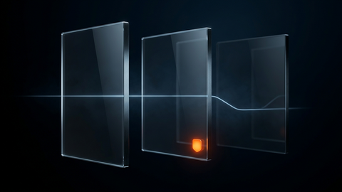 Drei transparente, rechteckige Glasflächen sind vor einem dunklen Hintergrund ausgerichtet, mit einem orangefarbenen Element.
