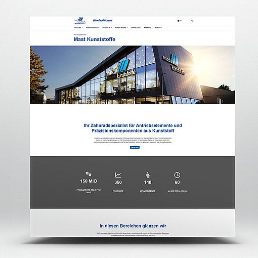 Die Abbildung zeigt eine Website mit einem modernen Gebäudedesign im Hintergrund. Die Website ist in hellen Farben gestaltet und enthält Informationen über Dienstleistungen und Kontaktmöglichkeiten. Es sind Zahlen und Icons zu sehen, die verschiedene Angebote darstellen, sowie ein Button für weitere Informationen.