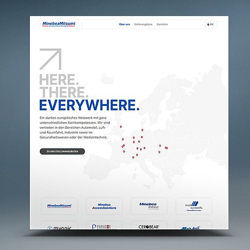 Die Webseite zeigt eine abstrahierte Karte Europas mit verschiedenen Punkten, die Standorte markieren. Darüber steht der Slogan „HERE. THERE. EVERYWHERE.“ in auffälliger Schrift. Die Farbgestaltung ist in sanften, neonähnlichen Tönen gehalten, die die Aufmerksamkeit auf die Hauptinhalte lenken.