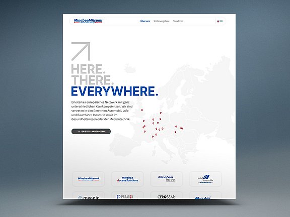 Die Webseite zeigt eine abstrahierte Karte Europas mit verschiedenen Punkten, die Standorte markieren. Darüber steht der Slogan „HERE. THERE. EVERYWHERE.“ in auffälliger Schrift. Die Farbgestaltung ist in sanften, neonähnlichen Tönen gehalten, die die Aufmerksamkeit auf die Hauptinhalte lenken.